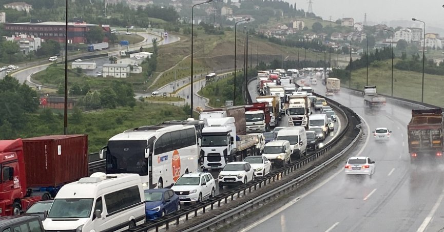 Kocaeli TEM Otoyolu'nda seramik yüklü tırın kasası devrildi, trafik durma noktasına geldi