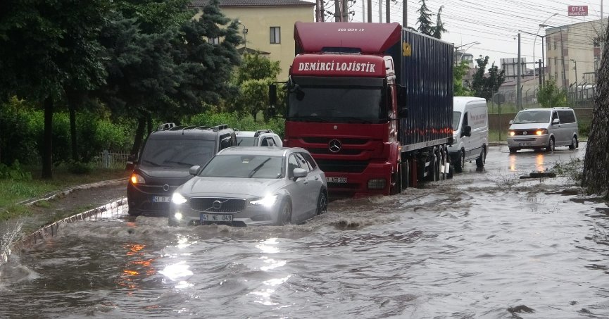 Kocaeli şiddetli yağmur sebebiyle adeta su altında kaldı, deniz ve dereler taştı, yollar göle döndü