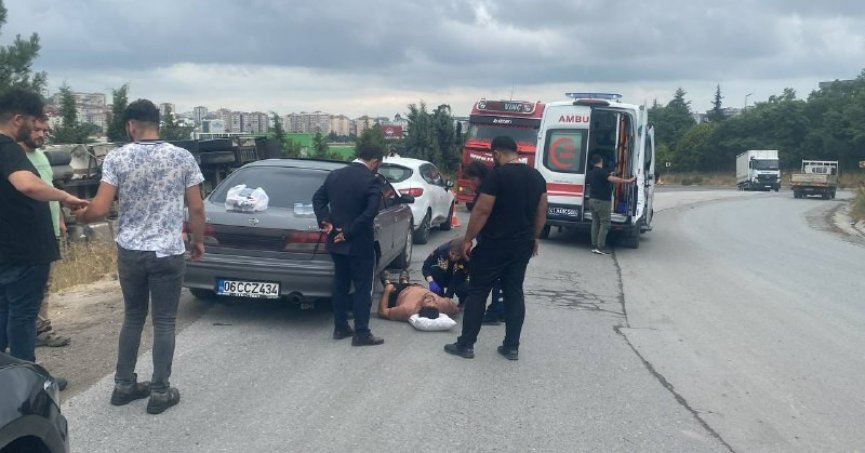 Seyir halindeki kamyon devrildi: Sürücü yaralandı