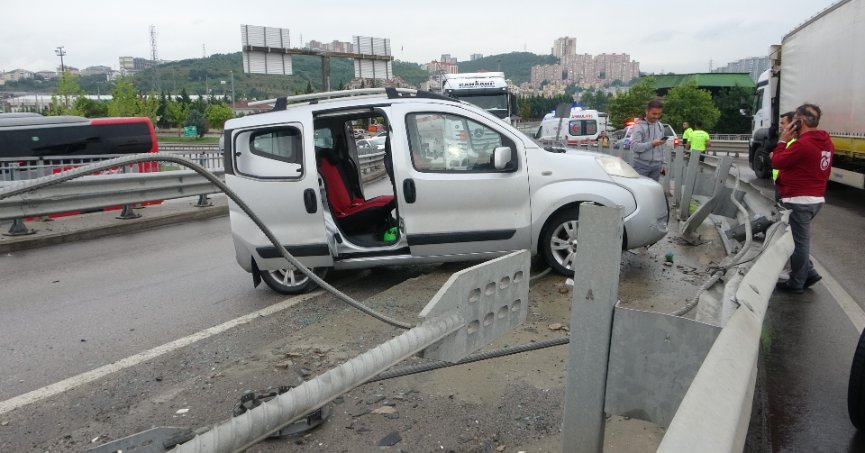 Kayganlaşan yolda kontrolden çıkan araç refüje çarptı: 2 yaralı