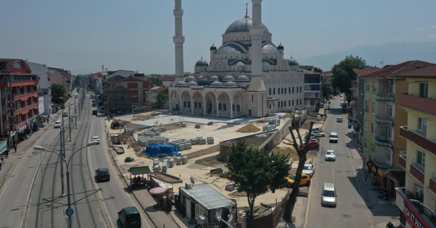 Altı otopark, üstü meydan