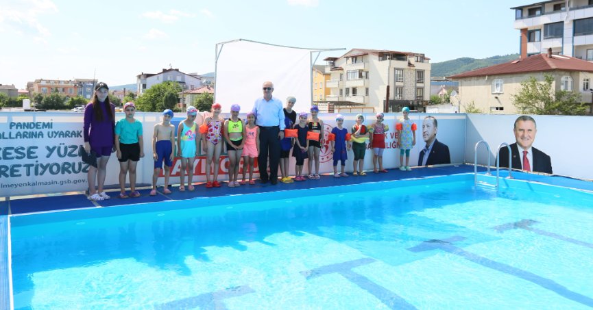 Derince’de Çocuklar Kulaç Atıyor