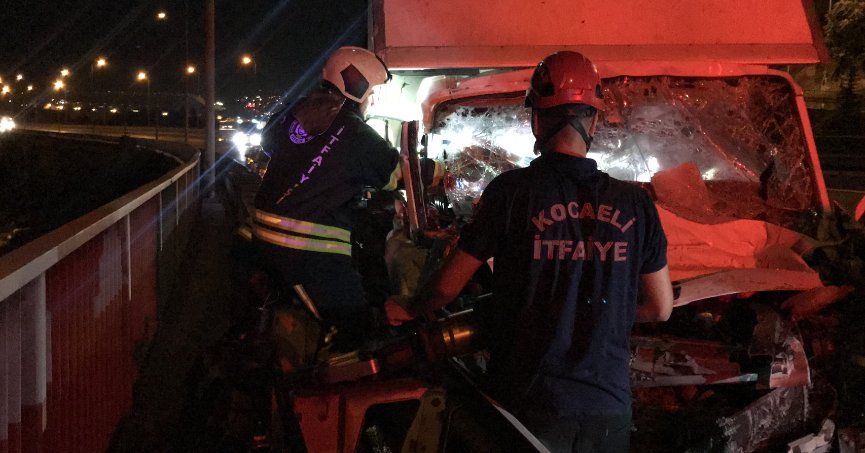 TEM Otoyolu’nda klima yüklü kamyonet tıra arkadan çarptı: 2 yaralı