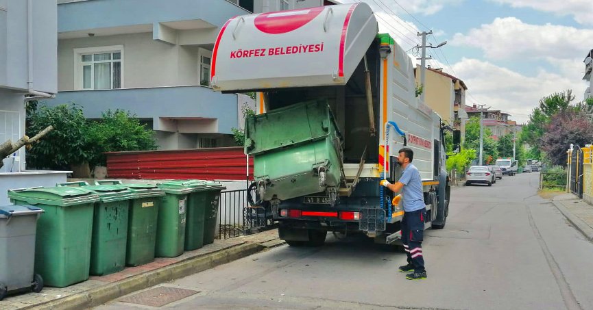 Çöp konteynırları yıkanıp dezenfekte ediliyor
