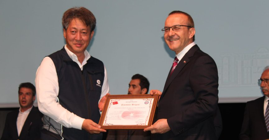 VALİ YAVUZ'DAN DEPREM BÖLGESİNE YARDIMDA BULUNAN BAĞIŞCILARA TEŞEKKÜR PLAKETİ! 