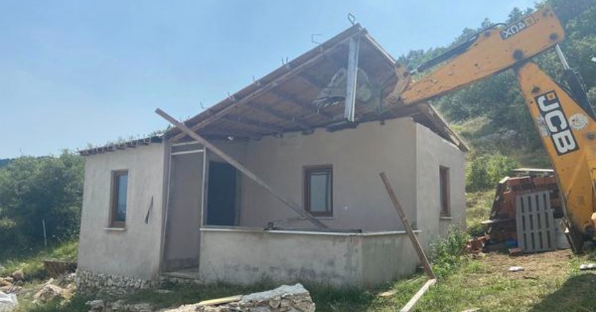 Körfez'de 3 kaçak yapı yıkıldı