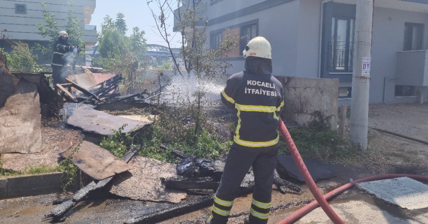 Gebze'de barakada yangın çıktı
