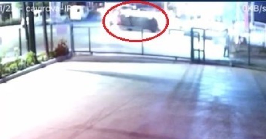 Aydınlatma direğine çarpan otomobil takla attı