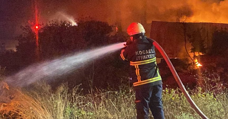 Geri dönüşüm fabrikasında çıkan yangın 2 saatte söndürüldü
