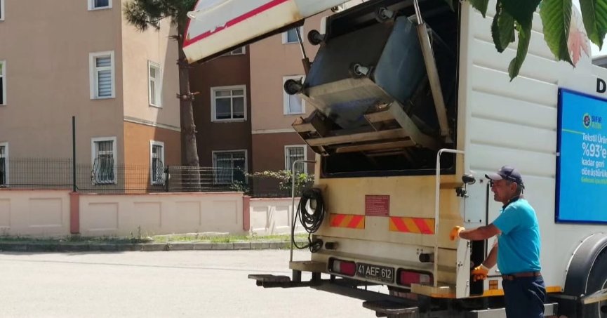 Derince’de Çöp Konteynerleri Yıkanıyor