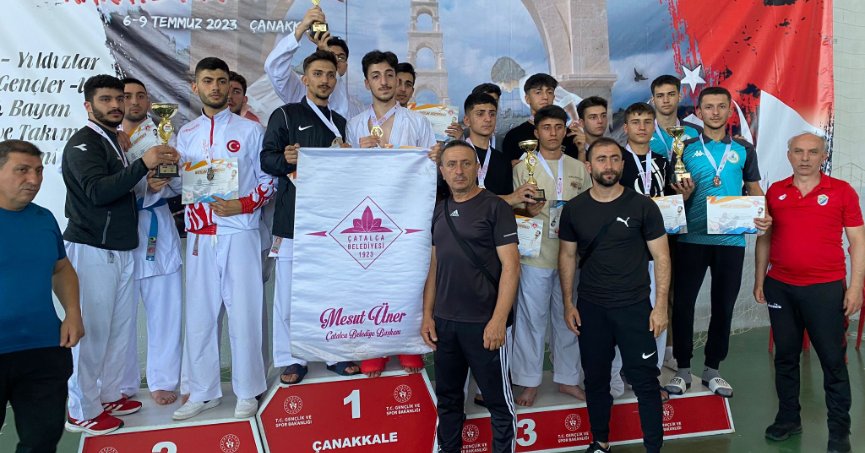 Kartepe'nin sporcuları Çanakkale'den derecelerle döndü
