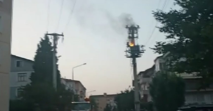 Elektrik direği alevlere teslim oldu, sokak elektriksiz kaldı