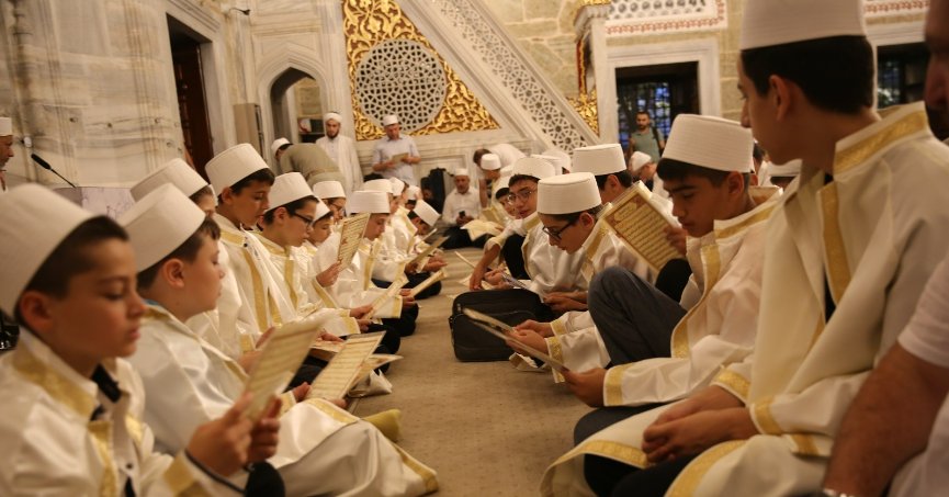 Çocuk hafızlar şehitler için sabah namazında hatim indirdi