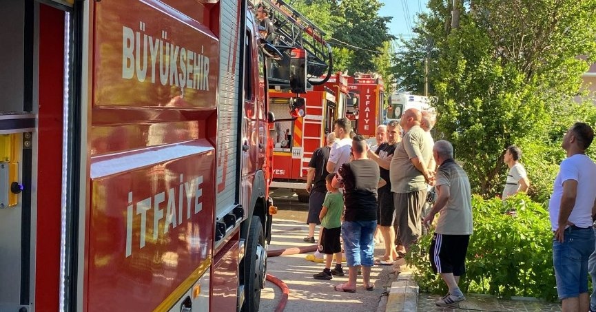 İtfaiye yangına müdahale ederken, mahalleli meraklı gözlerle izledi