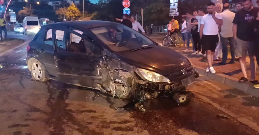 Frenleri tutmadı, başka araçlara çarpmamak için refüje çarpıp durdu