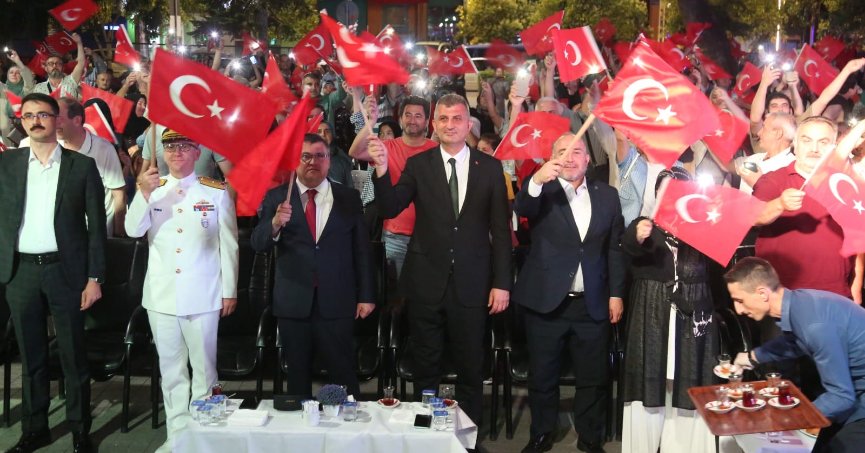 15 TEMMUZ DEMOKRASİ VE MİLLİ BİRLİK GÜNÜ'NDE GÖLCÜK DİMDİK AYAKTA