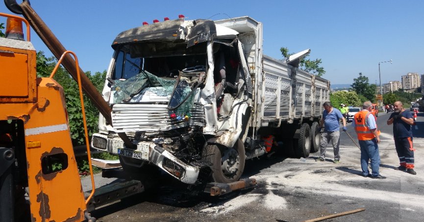 TEM’de kamyon tıra arkadan çarptı: 1 yaralı