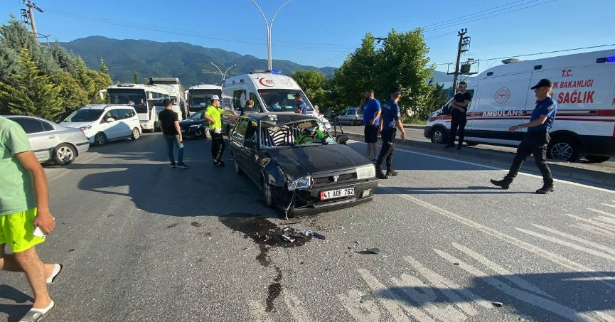 Kocaeli'de motosiklet ile otomobil çarpıştı: 3 yaralı
