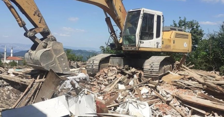 GÖLCÜK’TE MERUK VE ORTA HASARLI BİNA YIKIMLARI SÜRÜYOR
