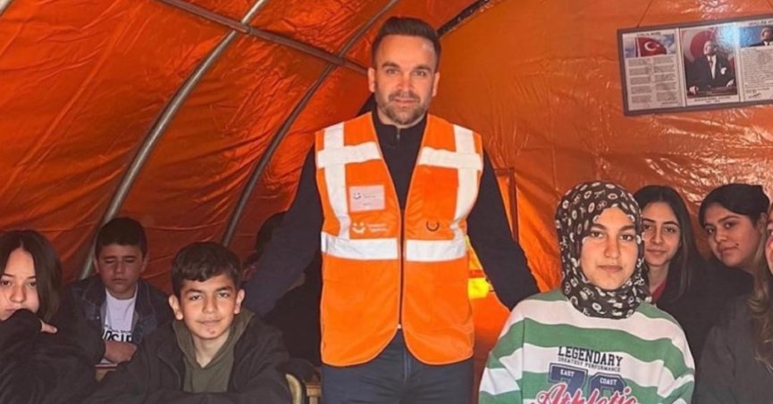 Depremzede miniklere oyuncak ve mutluluk kutusu sürprizi