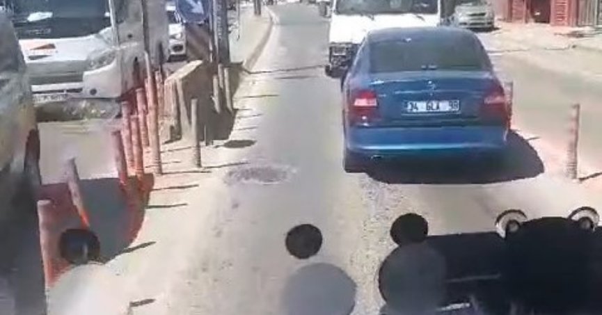 Trafikte şaşırtan anlar: Arızalanan otomobili geri geri çekti