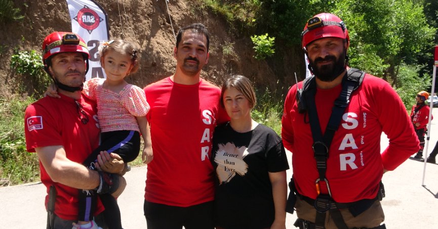 Ailesini enkazdan kurtaran ekipten arama kurtarma eğitimi aldı