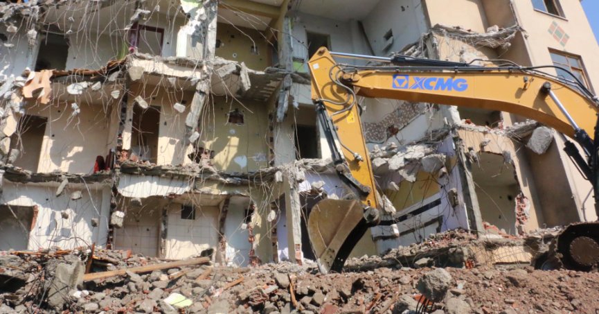 Körfez’de 4 katlı metruk bina yıkıldı