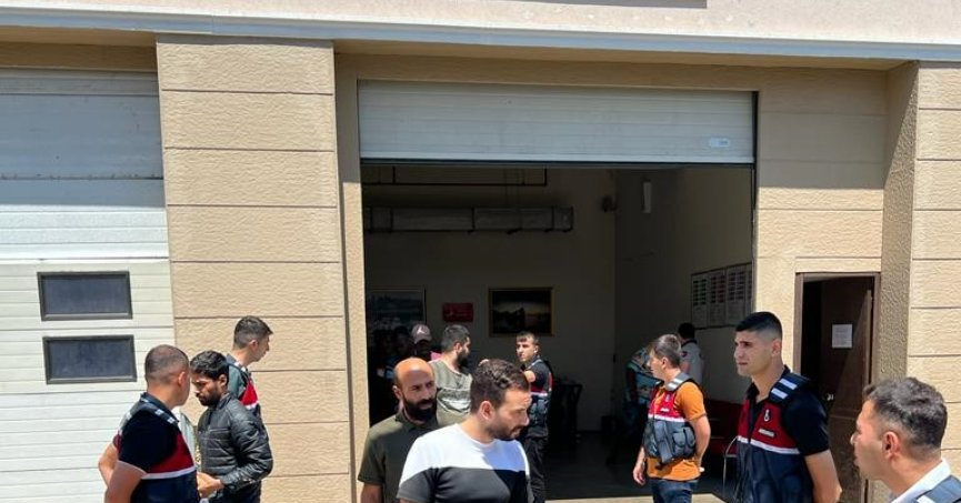 Yasa dışı yollarla ülkeye giren 12 düzensiz göçmen sınır dışı edildi