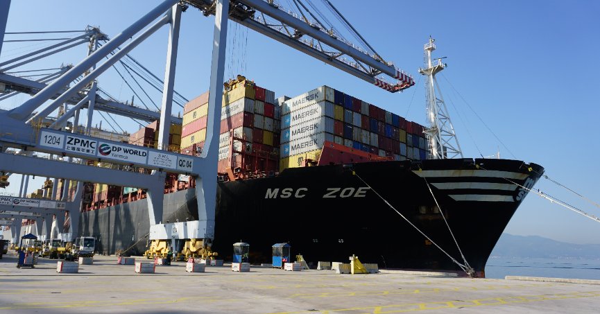 Dev konteyner gemisi İzmit Körfezi'ne demir attı