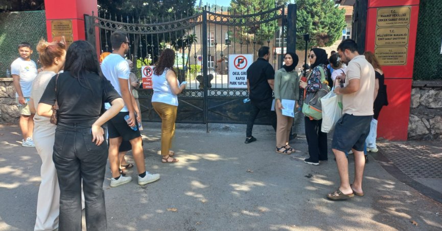 Adaylar sınıfta, aileler dışarıda ter döküyor