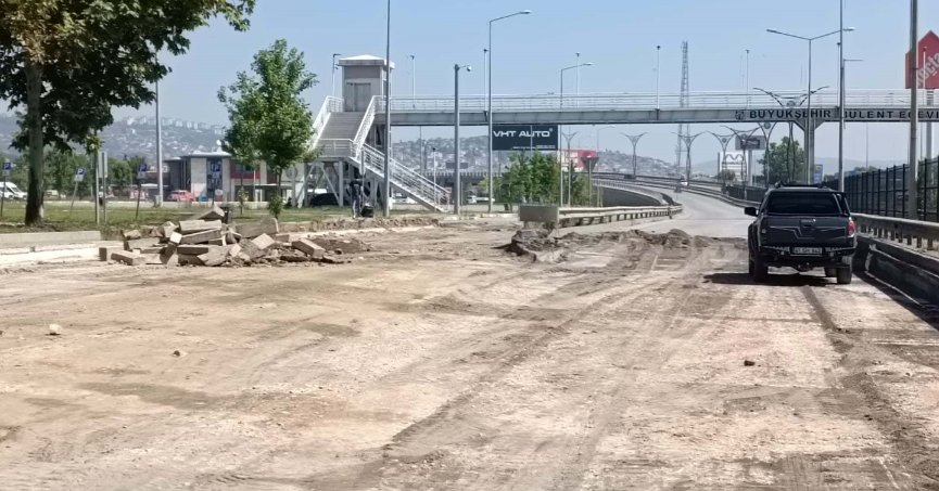 Ömer Türkçakal Bulvarı itfaiye önü trafiğe kapatıldı