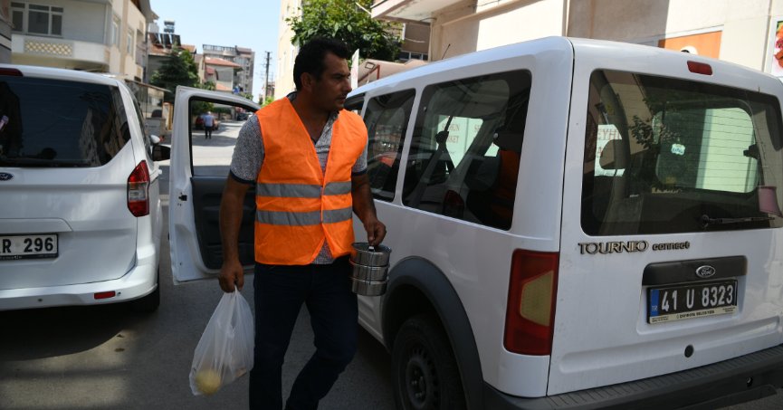 İhtiyaç sahibi ailelere sıcak yemek hizmeti veriliyor