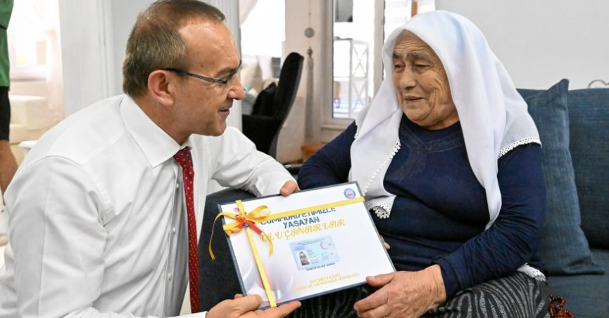 Vali Yavuz, Yaşlıların Kimlik Kartlarını Evlerinde Teslim Etti