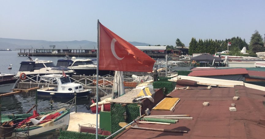 Büyükşehir Zabıtası rengi solan Türk Bayrağını yenisiyle değiştirdi