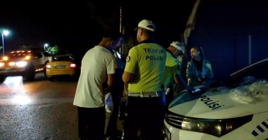 Yasa dışı kesici alet satmaktan aranan şahıs trafik uygulama noktasında yakalandı