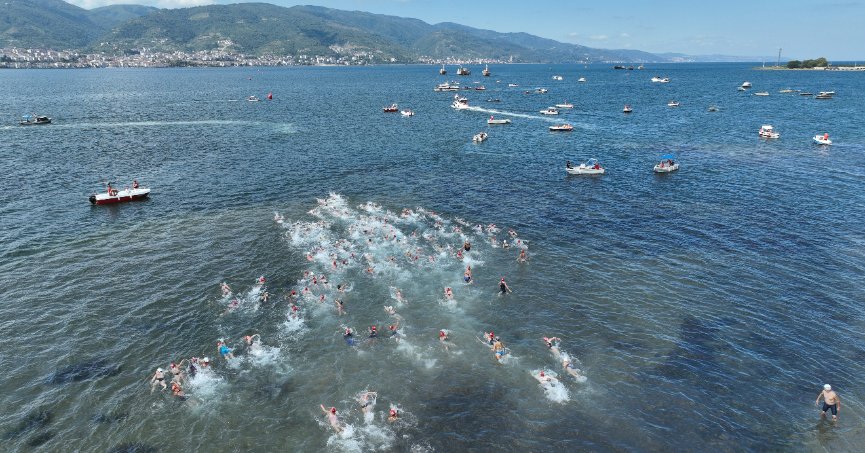 İzmit Körfezi’nin iki yakası bir araya geldi: 2 bin 650 metre kulaç attılar