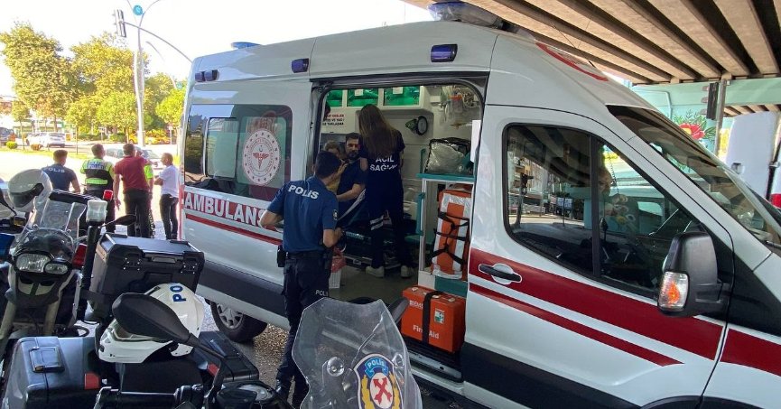 Kocaeli'de iki otomobil kavşakta çarpıştı: 2 yaralı