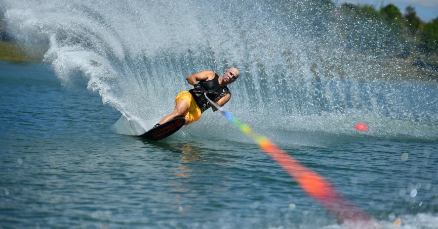 Gölette su kayağı resitali