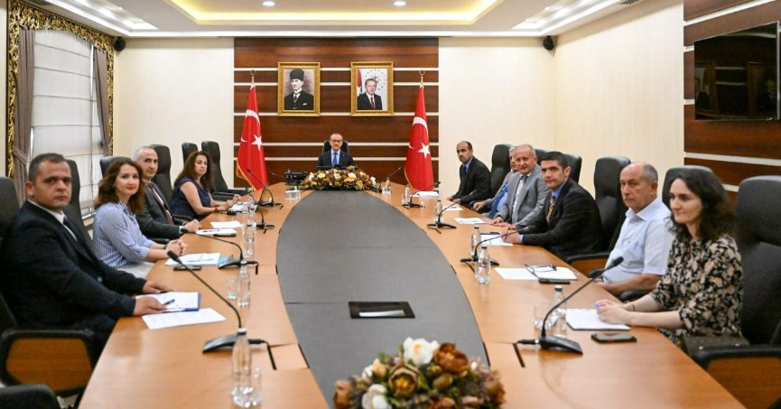 Vali Yavuz, Halk Gününde Vatandaşların Sorunlarını Dinledi