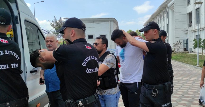 119 kilo uyuşturucuyla TEM’de polisi peşine takan zanlılar, adliyeye sevk edildi