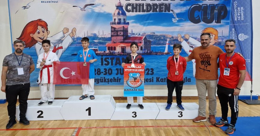 Kendileri küçük başarıları çok büyük