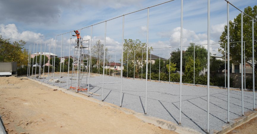 Yeni halı sahaların inşaatı devam ediyor