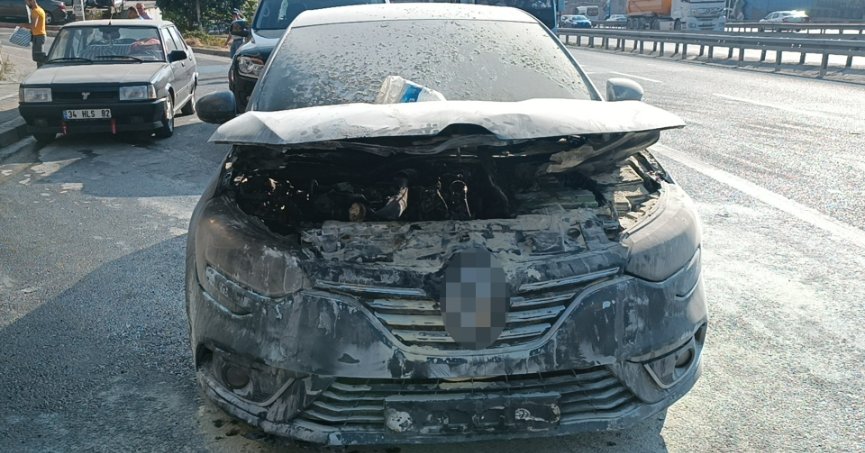 Seyir halinde otomobil alev alev yandı