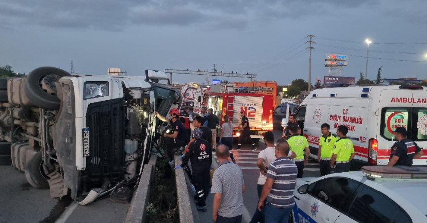 Devrilen boru yüklü tırın içinden bira kutuları çıktı: 2 yaralı