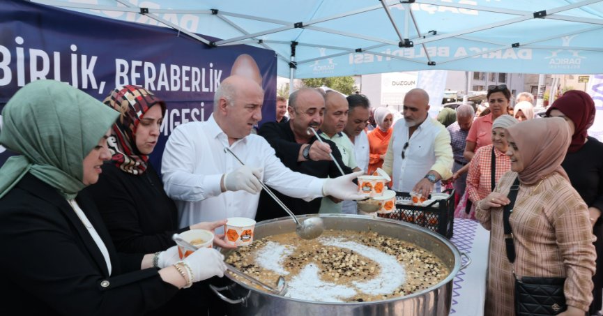 Başkan Bıyık, vatandaşlara aşure dağıttı