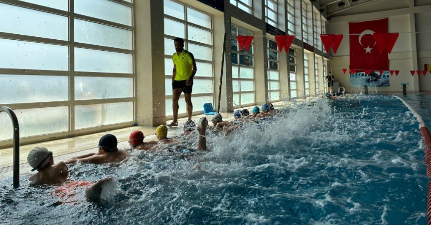 Bir ayda 3 bin 500 çocuk yüzme sporuyla tanıştı