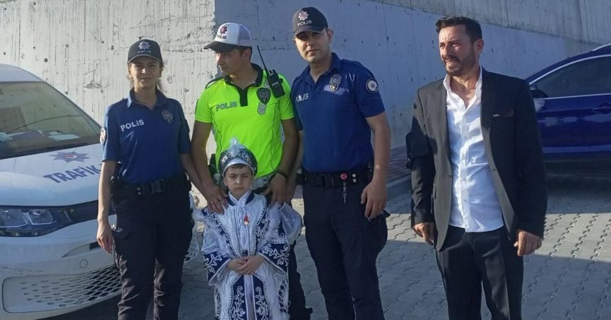 Polis olmak isteyen küçük çocuğa sünnet öncesi polislerden sürpriz