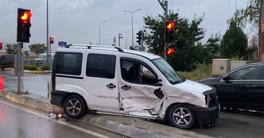 Kocaeli'de ticari taksi ile hafif ticari araç çarpıştı: 4 yaralı