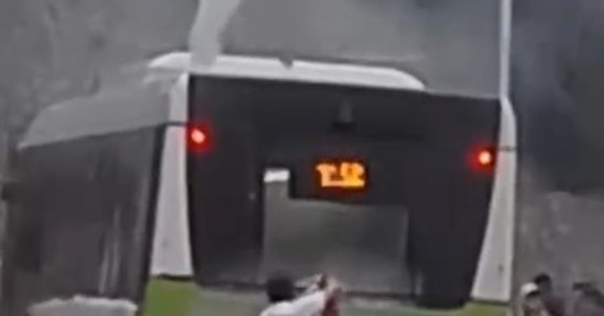 Belediye otobüsünden çıkan dumanlar korkuttu