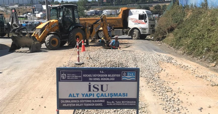 ÇAYIROVA’YA YENİ İÇME SUYU VE KANALİZASYON HATLARI YAPILIYOR